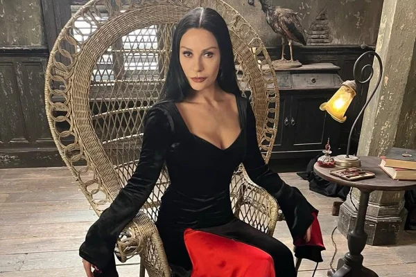 Atriz de Wandinha, Catherine Zeta-Jones foi alvo de críticas na internet por um comentário inapropriado sobre um fã de 12 anos