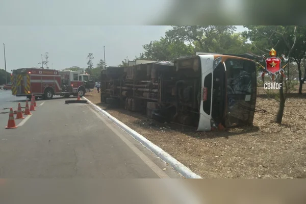 Ônibus tomba no Eixo Monumental, e passageiros saem pelas janelas