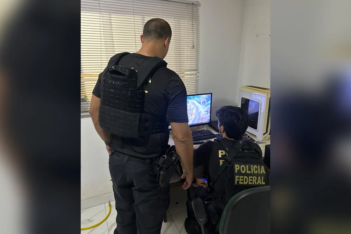 PF prende jovem de 19 anos com máscara e caderno de desenhos nazistas - imagem 3 PF prende jovem de 19 anos com máscara e caderno de desenhos nazistas - imagem 3