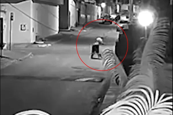 Homem deu ao menos 10 facadas em mulher na frente da filha de 4 anos