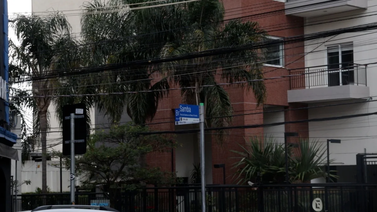 Apesar do novo nome da rua só ter sido oficializado este ano, a “Rua do Samba” já é conhecida no local desde a década de 1980, quando o sambista Carlos Alberto Tobias teve a ideia de transformar uma rua do bairro em um espaço de lazer voltado ao gênero musical Apesar do novo nome da rua só ter sido oficializado este ano, a “Rua do Samba” já é conhecida no local desde a década de 1980, quando o sambista Carlos Alberto Tobias teve a ideia de transformar uma rua do bairro em um espaço de lazer voltado ao gênero musical