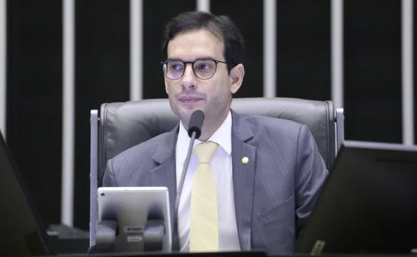 Relator apresenta substitutivo de projeto que acaba com a escala 6×1