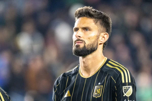 Imagem colorida de Olivier Giroud - Metrópoles