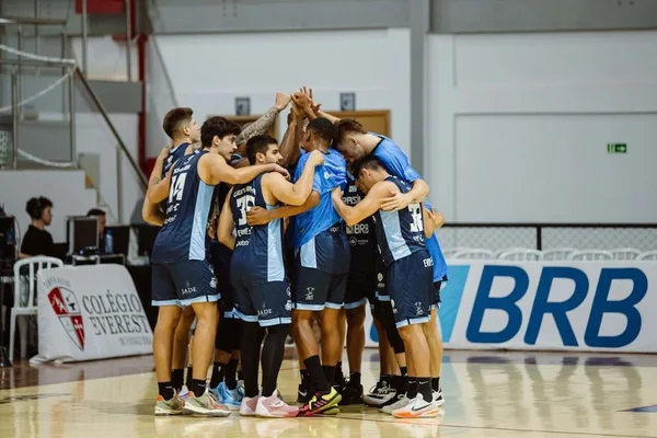 Brasília Basquete junto em quadra - Metrópoles