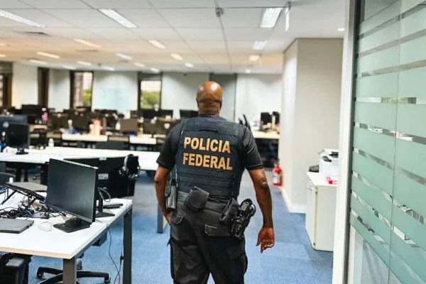 Foto colorida de policial federal em operação em banco de São Paulo - Metrópoles