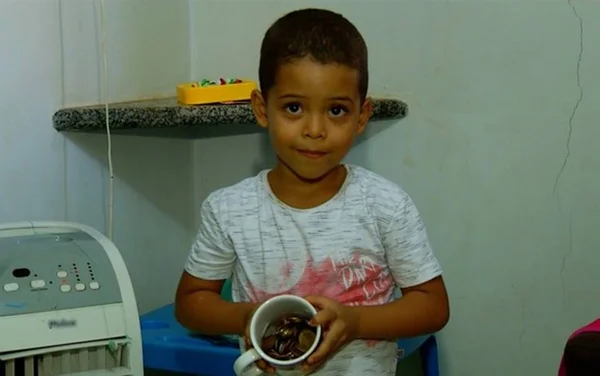 Menino quebra cofrinho e oferece recompensa a quem achar seu cão