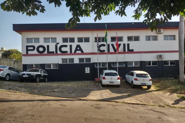Jovem, de 19 anos, anunciou “campeonato de cheira pó” nas redes para conseguir likes, segundo a polícia, e apagou a publicação horas depois - Metrópoles