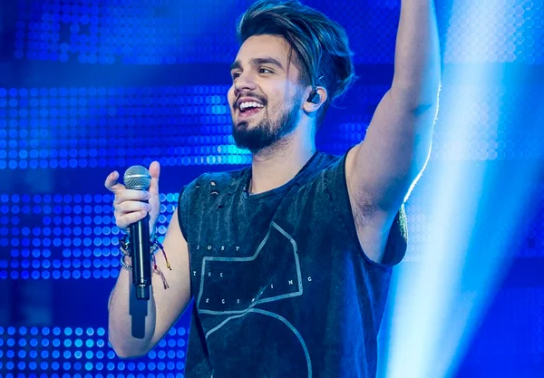 Luan Santana corta cabelo e doa para fã com câncer no “Caldeirão”
