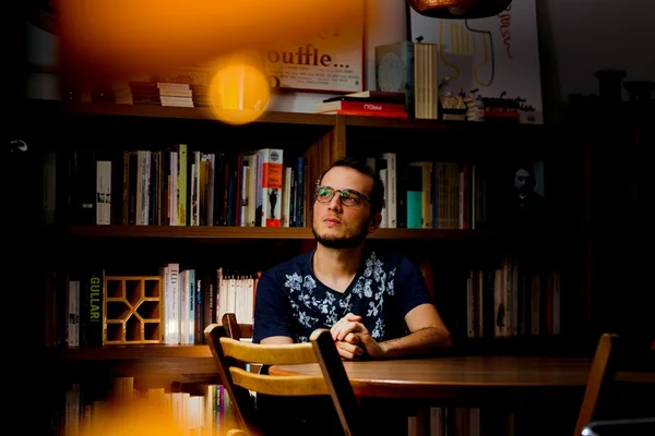Professor da UnB lança livros de poemas inspirados na depressão