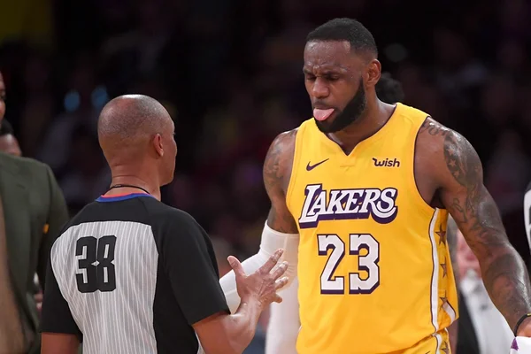 LeBron James dá show de assistências em vitória dos Lakers na NBA
