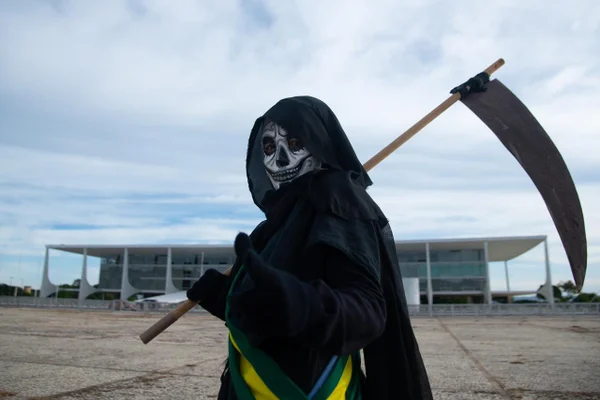 Deve-se ou não investigar Bolsonaro pelos 500 mil mortos da Covid?