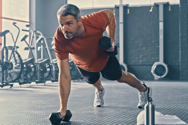 Foto de homem fazendo exercício - Metrópoles