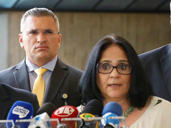 Alvo da Lei Maria da Penha posa com a futura ministra Damares Alves