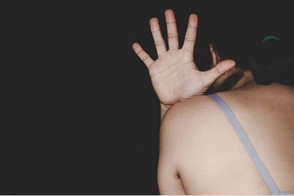 Mulher relata ter sido estuprada após criminosos invadirem a casa