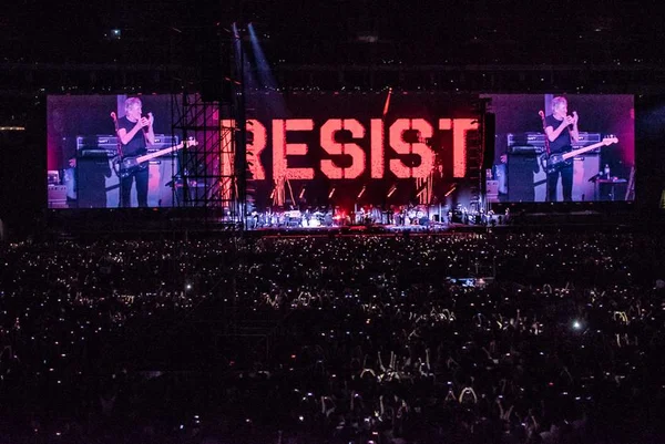 Bolsonaro pede cassação de chapa de Haddad por turnê de Roger Waters