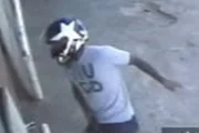 O homem estava de calça jeans azul, camisa cinza, e um capacete azul com uma estrela branca O homem estava de calça jeans azul, camisa cinza, e um capacete azul com uma estrela branca