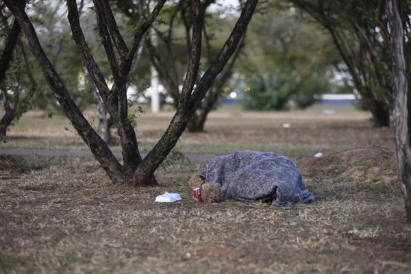 Morador de rua se protegem do frio que chegou em brasília