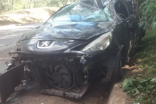 Motorista capota o carro no Lago Sul após desviar de uma moto