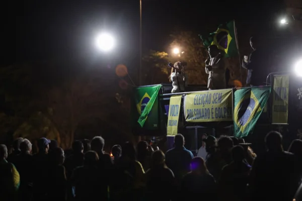 Imagem colorida de apoiadores em vigília para o ex-presidente Jair Bolsonaro - Metrópoles