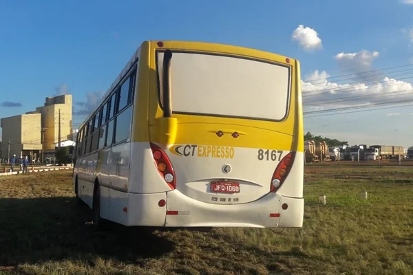 Motorista fecha viatura para forçar perseguição de ônibus assaltado