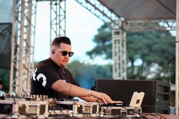 Foto colorida do DJ Nilo Zika - Metrópoles