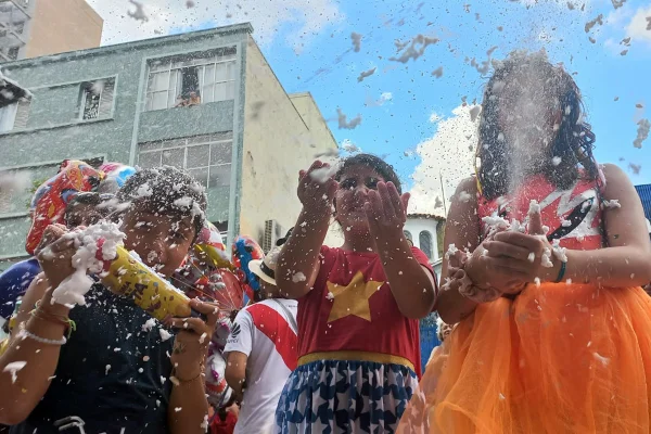 Bloco Gente Miúda tem guerra de espuma entre crianças e muita folia
