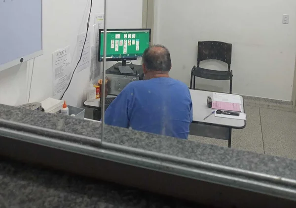 Médico é visto jogando paciência em hospital de SP