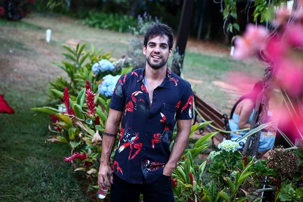 Arquiteto Clay Rodrigues comemora 29 anos com festa no jardim