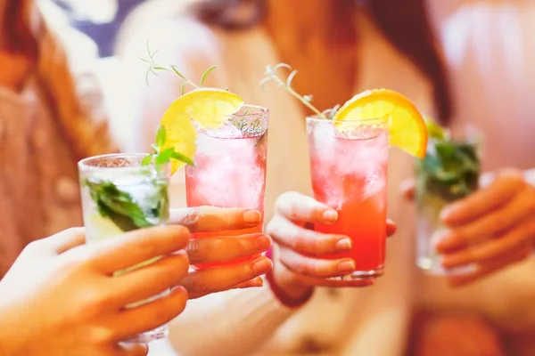 De dieta? Confira receitas de drinques low carb para o Ano-Novo
