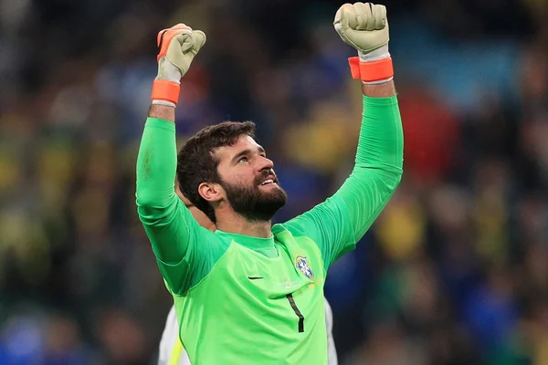 Alisson relembra histórico contra Messi e pede força à Seleção
