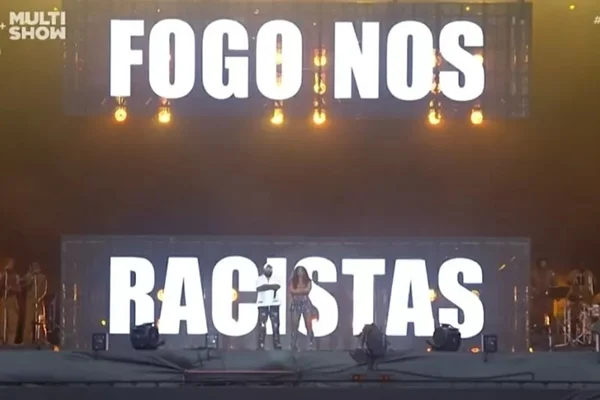 Print do momento em que Iza e Djonga protestam no The Town - Metrópoles