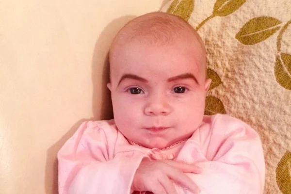 Mãe desenha sobrancelhas na filha e é atacada na internet