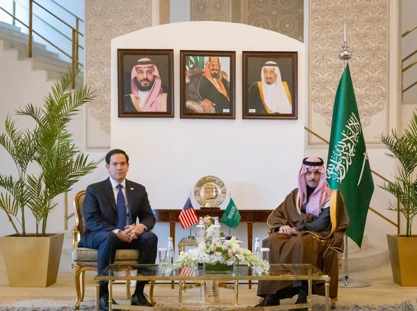 Imagem colorida mostra Marco Rubio e chanceler da Arabia Saudita - Metrópoles