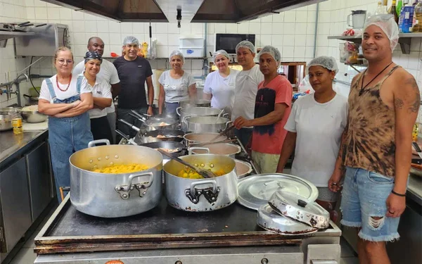 Rosana Brito (à esq.) e equipe de voluntários no Tiê Sahy, em São Sebastião