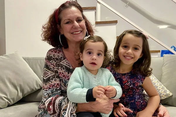 Longe das netas, avó cria podcast com histórias para amenizar a distância