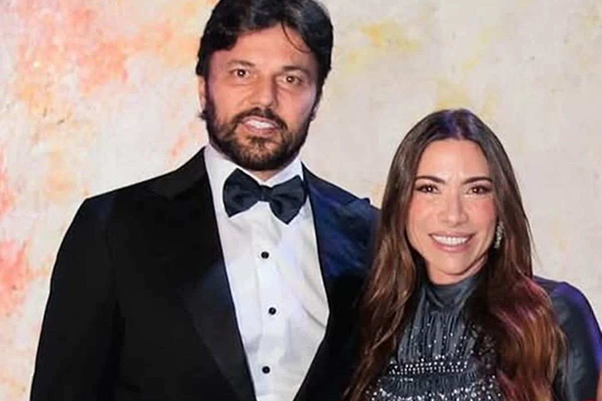 Patrícia Abravanel e Fábio Faria posam juntos e sorridentes durante evento Patrícia Abravanel e Fábio Faria posam juntos e sorridentes durante evento