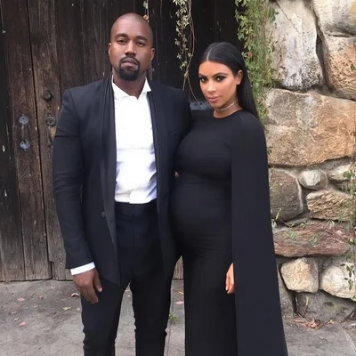 Segredo do decote. Kim Kardashian compartilhou truque para levantar os seios sem sutiã