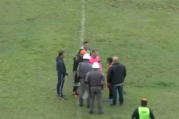 Imagem colorida mostra conversa entre árbitro e criança vítima de racismo em jogo do Corinthians. Metrópoles