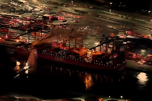 Incêndio em navio de carga causa explosão em porto de Los Angeles