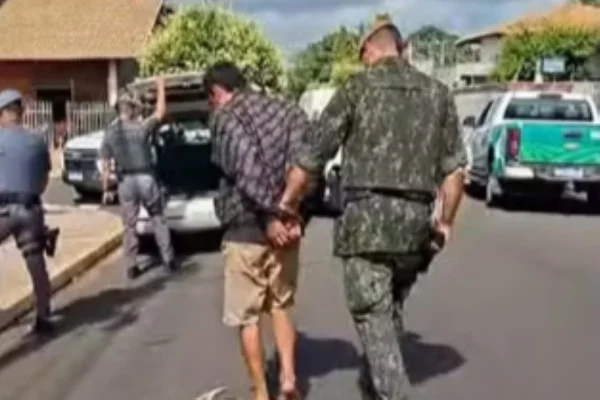 Imagem colorida de homem preso. Metrópoles