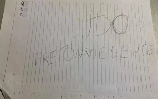 imagem colorida aluno escreve bilhete racista professora