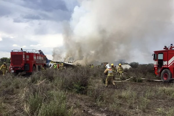 Sobreviventes narram fuga após queda de avião no norte do México
