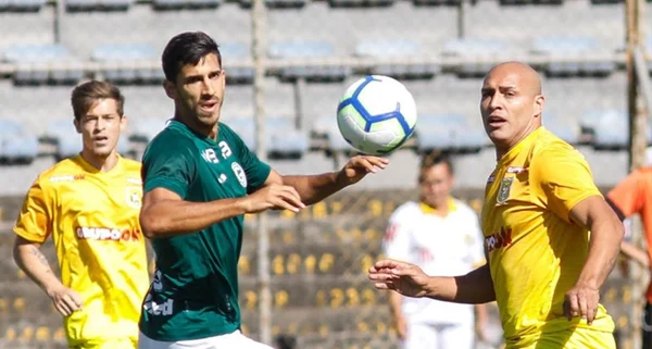 Brasiliense pressiona, mas empata sem gols contra o Goiás