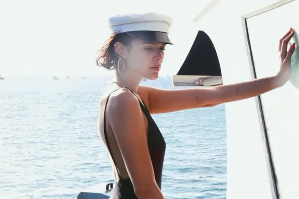 Marquezine rebate seguidora e fala sobre suposto término com Neymar
