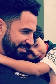 O cantor quase não vê o filho e acusa a mãe do menino de dificultar os encontros O cantor quase não vê o filho e acusa a mãe do menino de dificultar os encontros