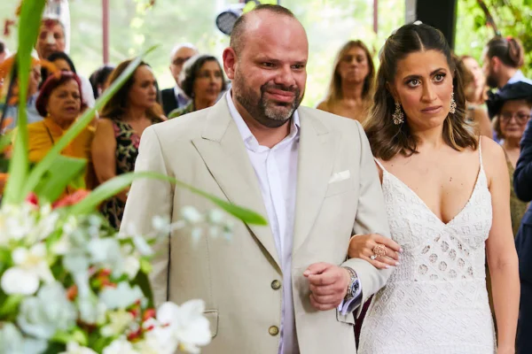 Gabriela Gontijo e Flávio Martinez selam o amor em cerimônia intimista