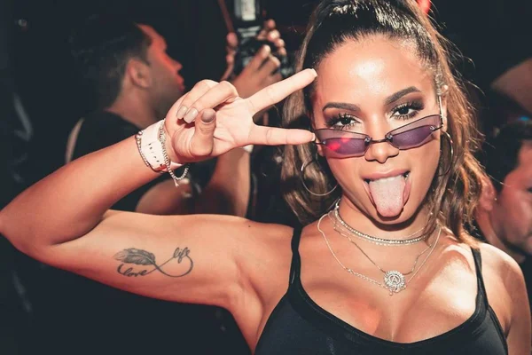 “Muita ‘transação'”, brinca Anitta sobre férias com Pedro Scooby