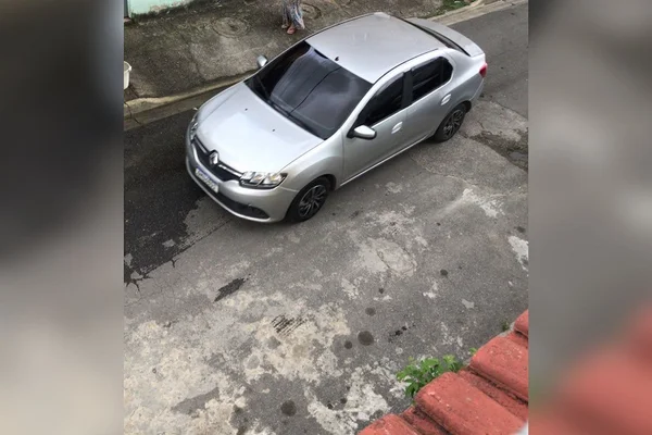 Carro usado em tentativa de sequestro e perseguição por parte de motorista de aplicativo da empresa 99 que jovens afirmam ter sofrido - Metrópoles