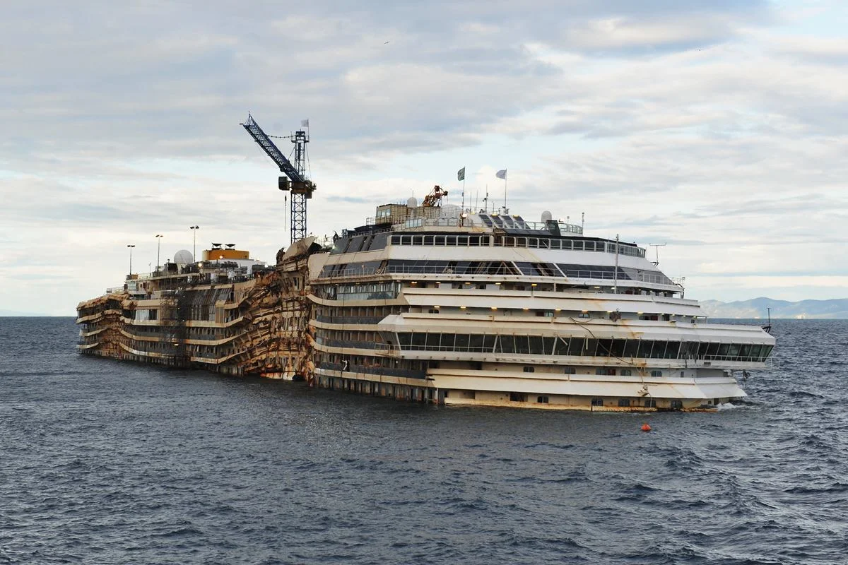O navio de cruzeiro Costa Concordia, naufragado, permanece parcialmente submerso O navio de cruzeiro Costa Concordia, naufragado, permanece parcialmente submerso