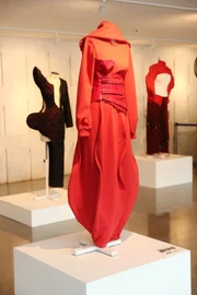 Exposição Redefinindo Curvas, de Júlia Theóphilo Exposição Redefinindo Curvas, de Júlia Theóphilo